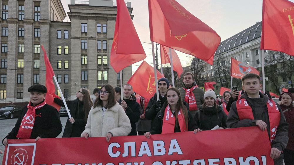 Под красными знамёнами Великого Октября: праздничное шествие в Воронеже