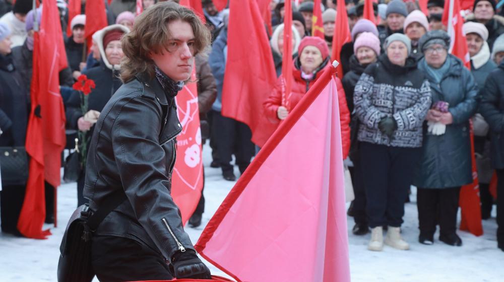 В Омске впервые с 2019 г. День Великой Октябрьской социалистической революции отметили митингом