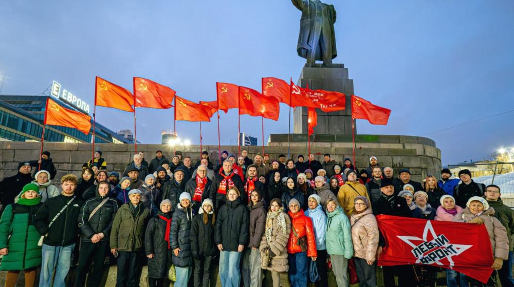 Свердловские коммунисты ярко отметили годовщину Октябрьской Революции у памятника Ленину