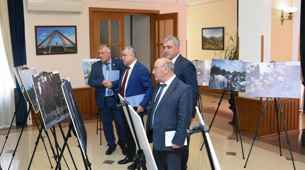 Дагестанские депутаты-коммунисты посетили фотовыставку «Хроники террора украинского неонацистского режима»