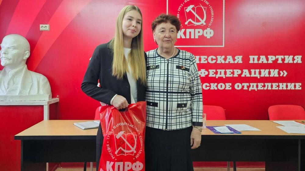 Лидер коммунистов Тюменской области Тамара Казанцева вручила награды победителям Всероссийского конкурса «Они сражались за Родину»