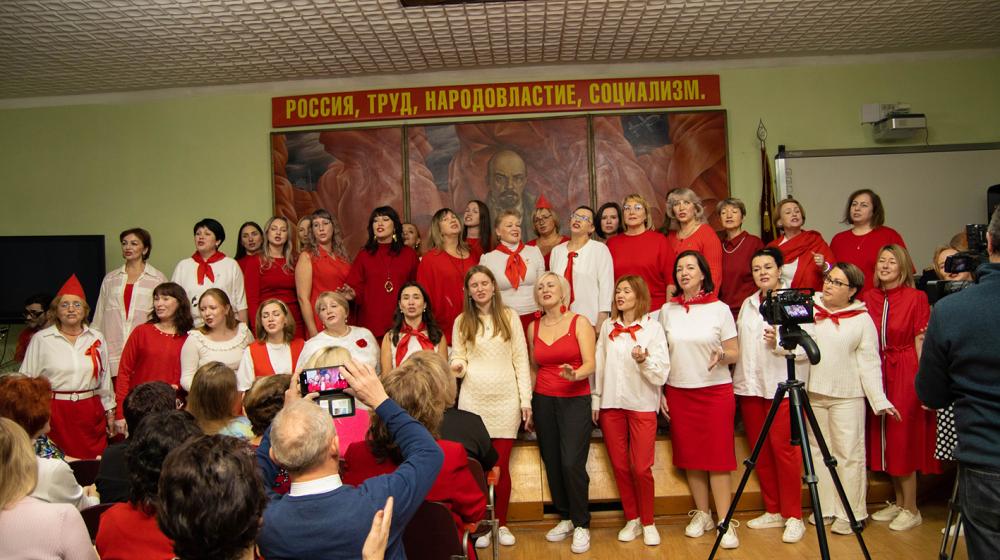 В Омском обкоме КПРФ состоялся праздничный концерт