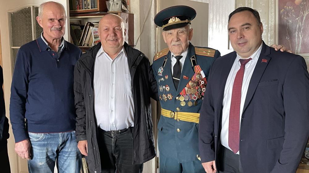 Крымские коммунисты поздравили с 95-летием ветерана
