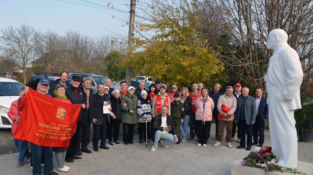 Краснодарский край, Анапа. В поселке Виноградный после реставрации торжественно открыт памятник В.И. Ленину