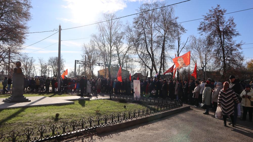 Бюст Сталина установлен в Тросне Орловской области