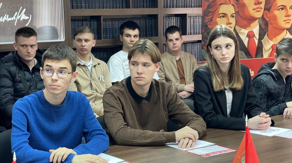 В стенах Крымского рескома КПРФ состоялся круглый стол «Вызовы студенчества 21 века»