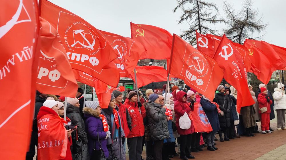 Алыми знамёнами над площадью Борцов революции: в Тюмени отметили 108-ю годовщину Великого Октября