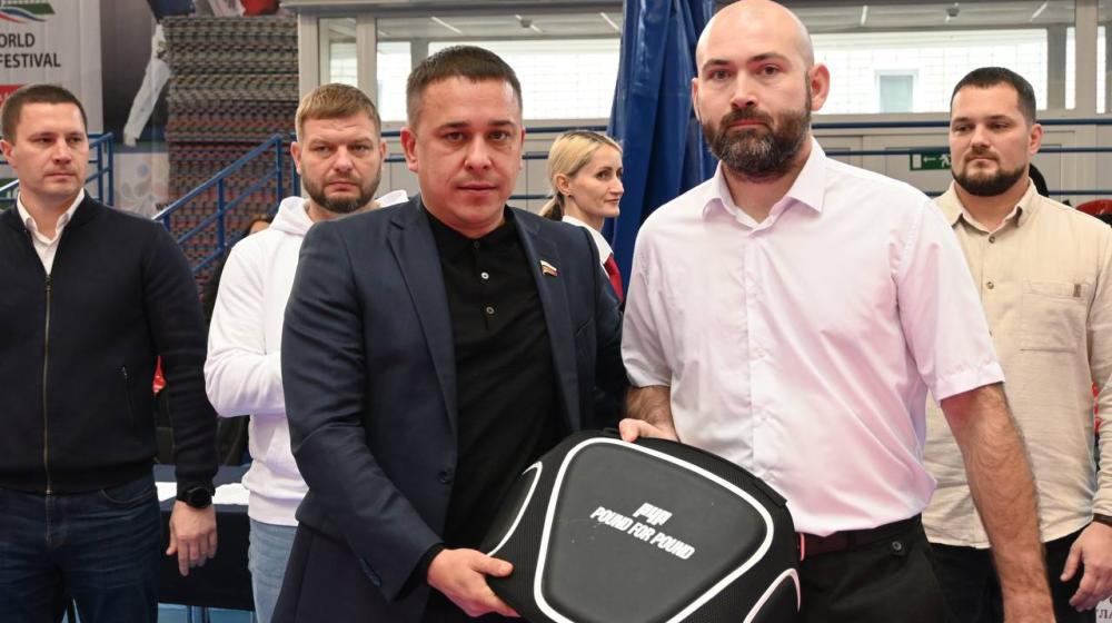 В Ульяновске А.М. Гибатдинов вручил призы и подарки спортивным клубам - участникам юношеского турнира по каратэ