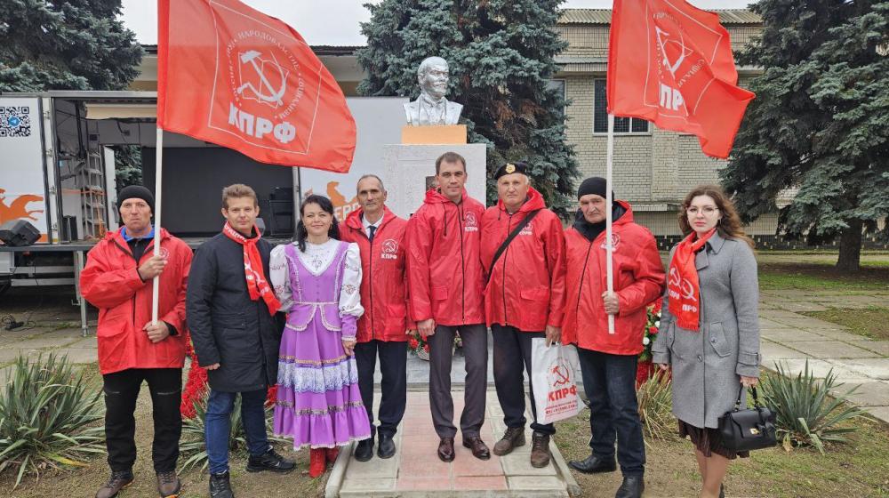 Коммунисты Херсонщины отметили 108-ю годовщину Великой Октябрьской социалистической революции и восстановили памятник Ленину
