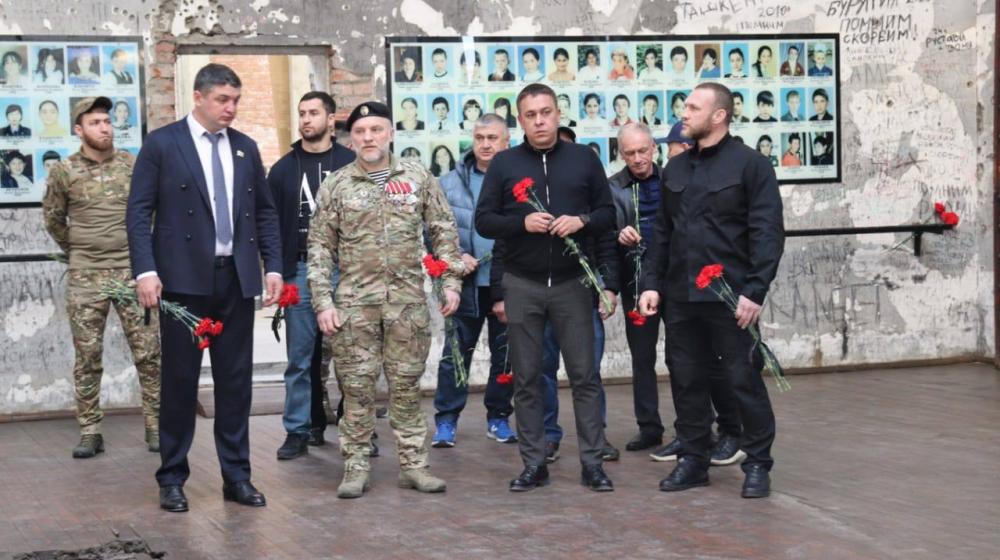 Сенатор Айрат Гибатдинов возложили цветы к мемориалу в Беслане