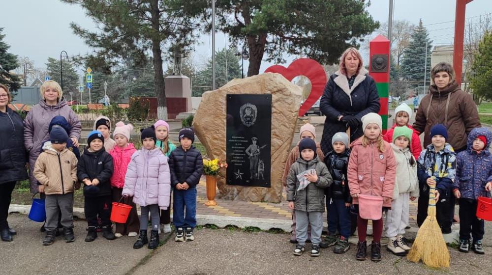 Коммунисты села Китаевского на Ставрополье посадили деревья на Мемориале погибших воинов