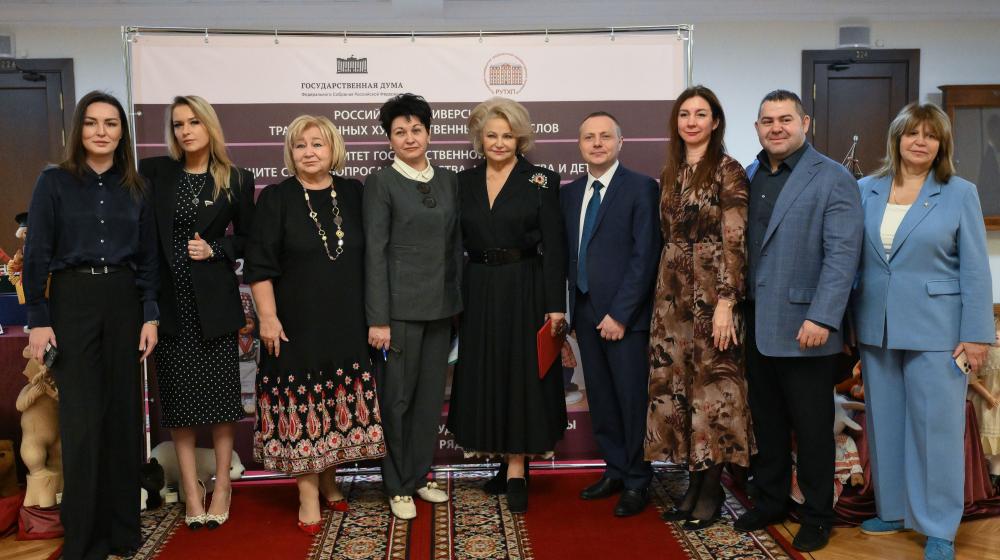 Нина Останина открыла выставку «Игрушка - радость детства» в Государственной Думе