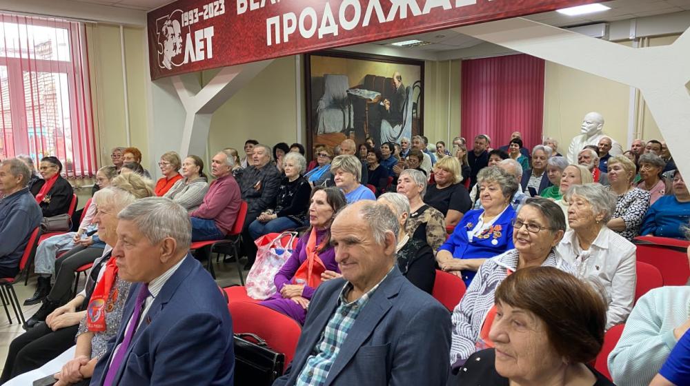 Барнаульские коммунисты и сторонники партии провели праздничный концерт в честь Дня Комсомола