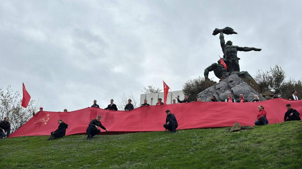 Ростовские коммунисты и комсомольцы в память о Ростовской политической стачке 1902 года развернули 30-метровое полотнище флага СССР
