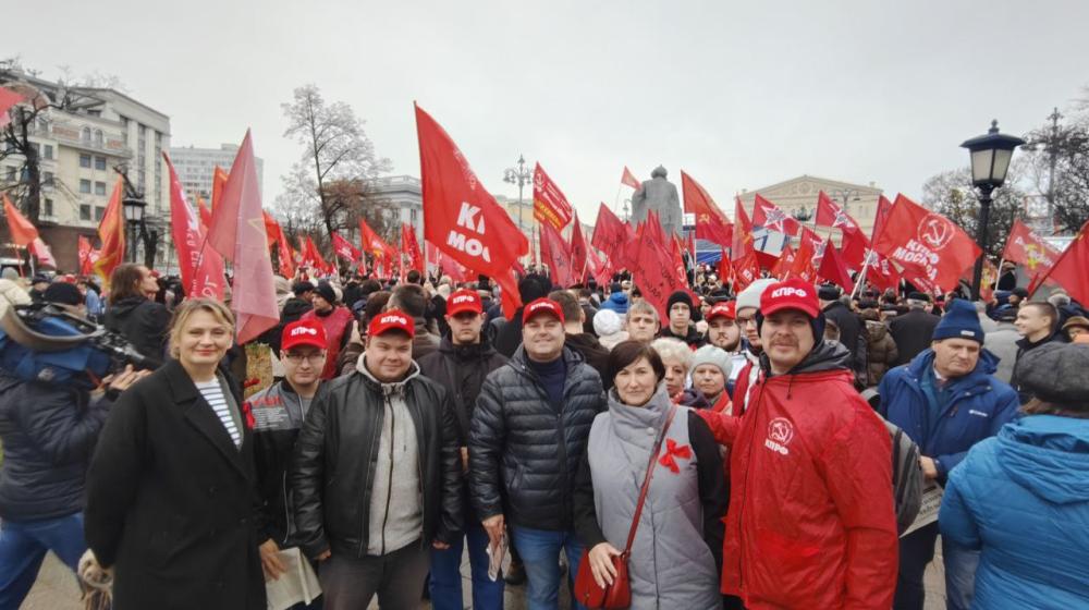 Москва. Рязанские коммунисты приняли участие в мероприятиях, приуроченных к 108-й годовщине Великого Октября