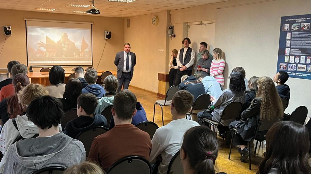 Костромские коммунисты провели беседу со студентами колледжа о Дне Великой Октябрьской социалистической революции