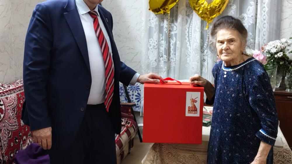 По поручению руководителя фракции КПРФ в Мособлдуме Александра Наумова поздравили с юбилеем Бабушку Лину - волонтера Победы