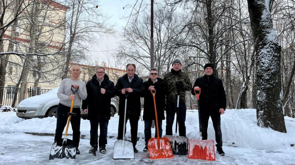 В подмосковном Обкоме прошел предновогодний субботник по уборке территории от снегопада