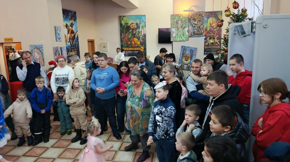 Челябинские коммунисты поздравили детей с Новым годом