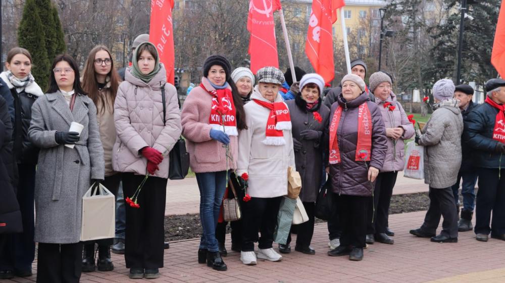 Калужские коммунисты возложили цветы к памятнику Г.К. Жукову