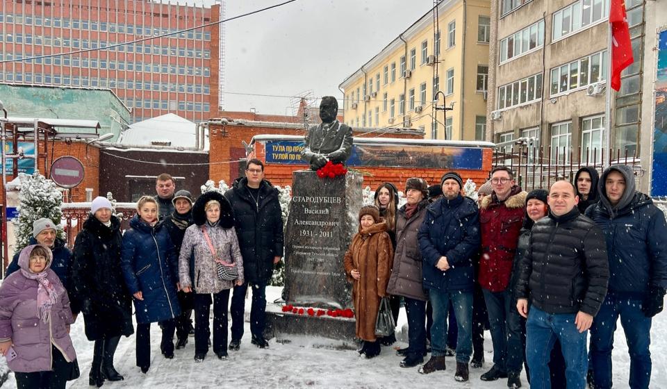 Тульские коммунисты и комсомольцы возложили цветы   к памятнику В.А. Стародубцеву