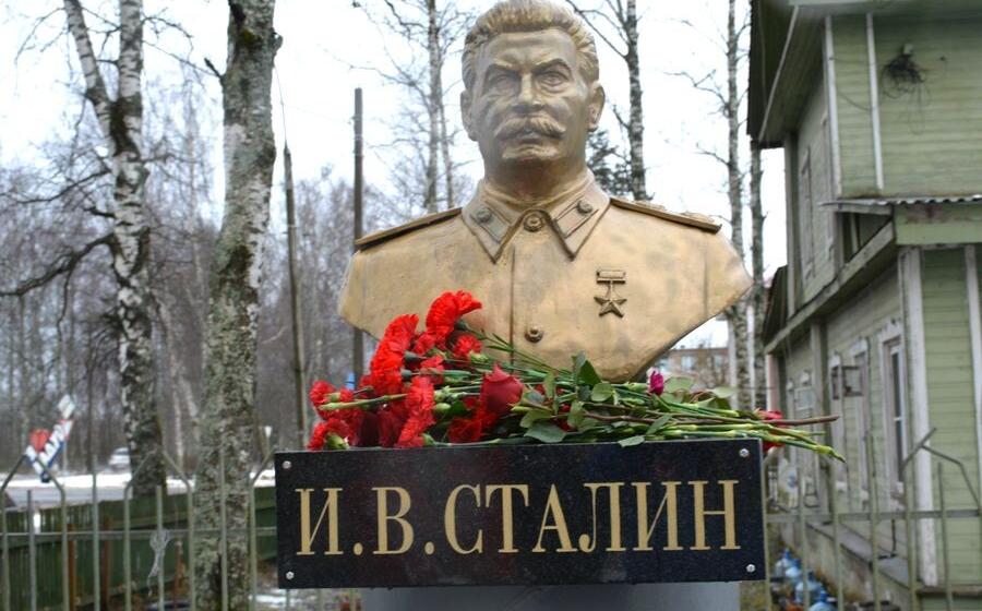 С именем Сталина – вперед к Победе! В Вологодской области состоялось  торжественное возложение цветов по случаю 146-й годовщины со дня рождения И.В. Сталина