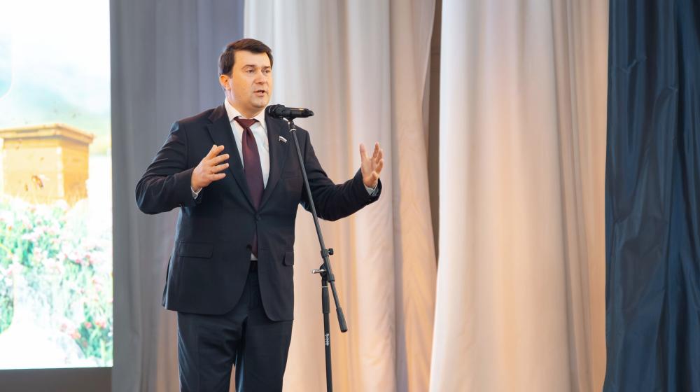 Олег Лебедев передал слова приветствия от лидера КПРФ Геннадия Зюганова участникам Всероссийского конгресса пчеловодов