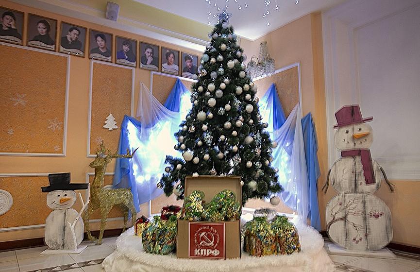 Новогодние подарки детям от Калмыцкого рескома партии