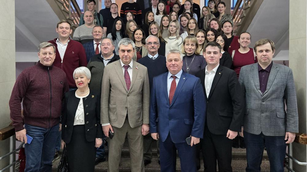 Воронежские коммунисты представили новое издание книги "Молодая гвардия " в Луганске и посетили Краснодон