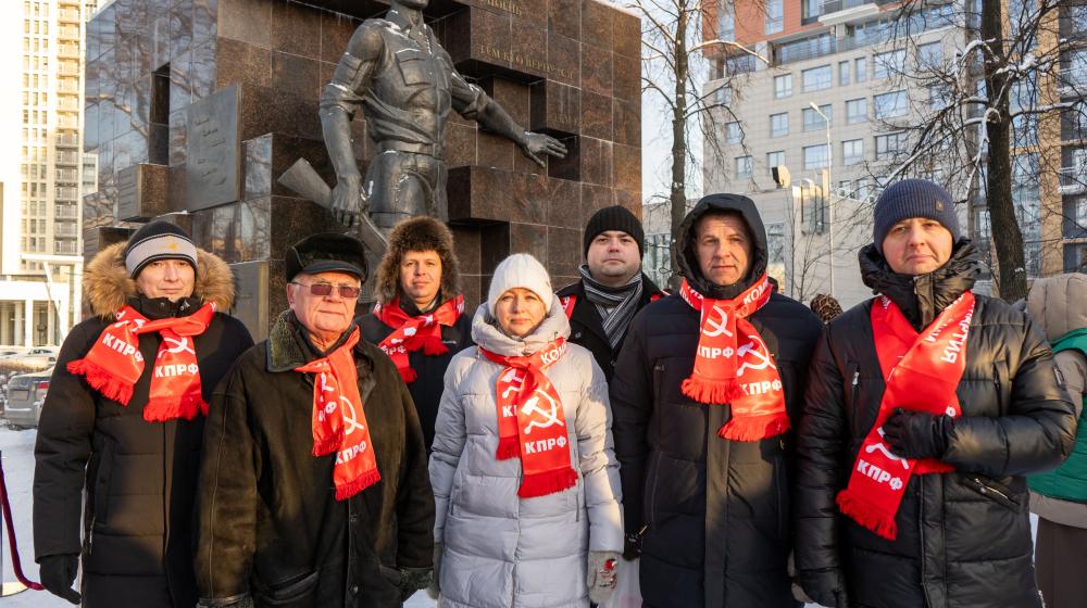 Пермские коммунисты возложили цветы к мемориалу "Солдат России"
