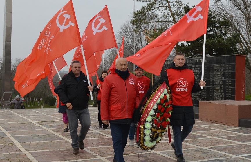 В День неизвестного солдата коммунисты Калмыкии возложили цветы к Вечному огню