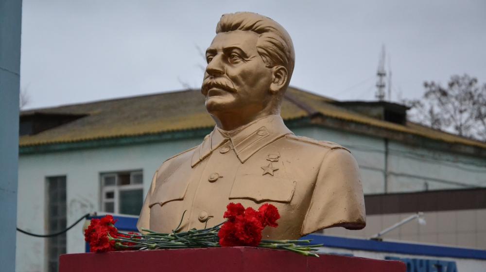 Астраханские коммунисты возложили цветы к памятнику И.В. Сталину