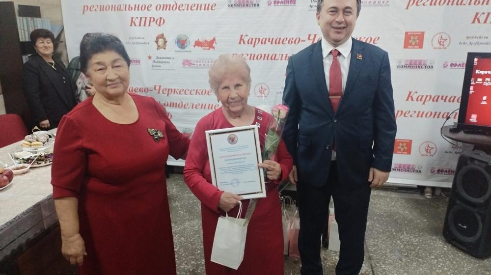 Карачаево-Черкесские коммунисты провели акцию ко Дню матери