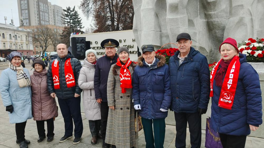 Рязанские депутаты-коммунисты приняли участие в возложении цветов к Вечному огню на площади Победы