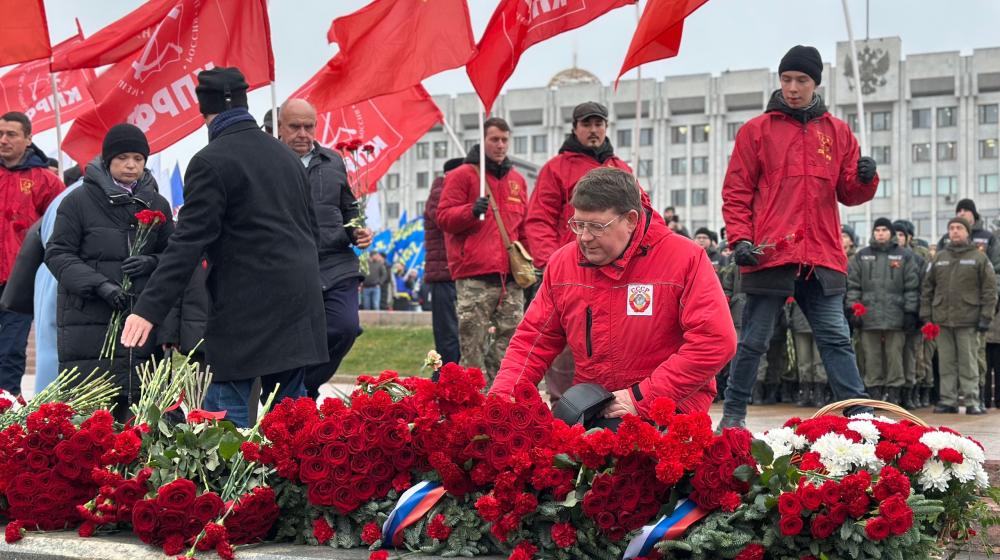 В Самаре коммунисты возложили цветы к Вечному огню в День неизвестного солдата