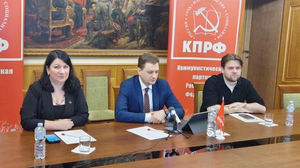 Секретари ЦК КПРФ Георгий Камнев и Мария Дробот провели онлайн-совещание для региональных отделений партии по вопросам изменений в Уставе КПРФ