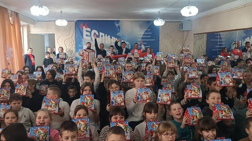 Александр Ющенко с делегацией КПРФ доставил новогодние подарки детям Мелитополя