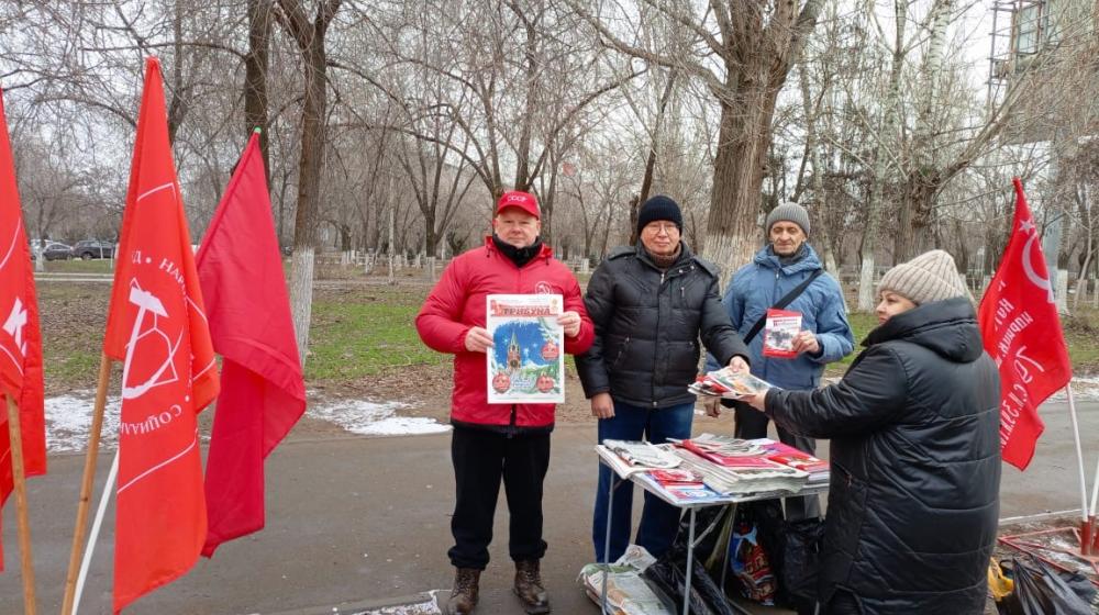 Сталинградская праздничная Красная палатка зовет на Народный референдум КПРФ!