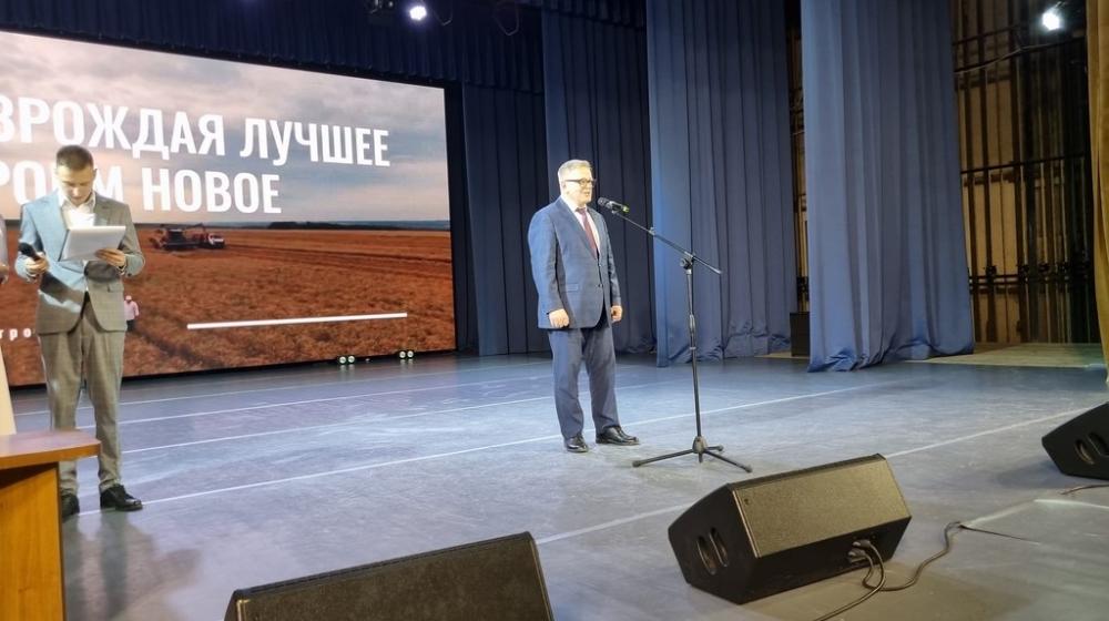 Руководитель фракции КПРФ в Московской областной Думе Александр Наумов вручил награды Мособлдумы работникам агрохолдинга «ОСП агро»