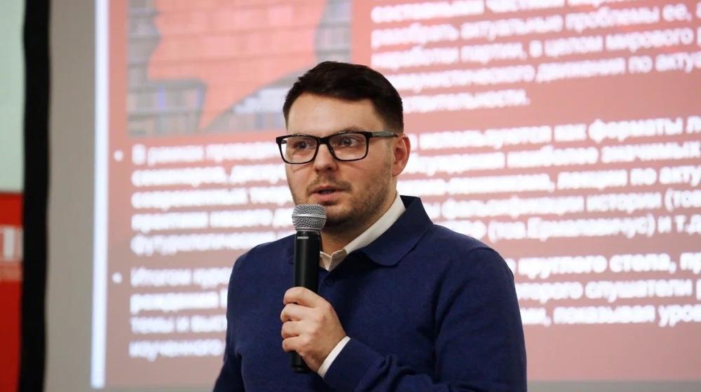 Депутат-коммунист Никита Ковынев в своем телеграмм-канале прокомментировал сообщения СМИ о школьнике с ножом в Петрозаводске