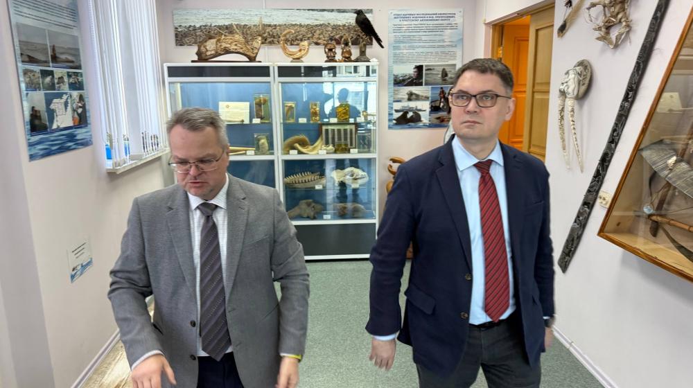 Депутат Алексей Корниенко поздравил сотрудников Тихоокеанского научно-исследовательского рыбохозяйственного центра со 100-летием со дня его основания