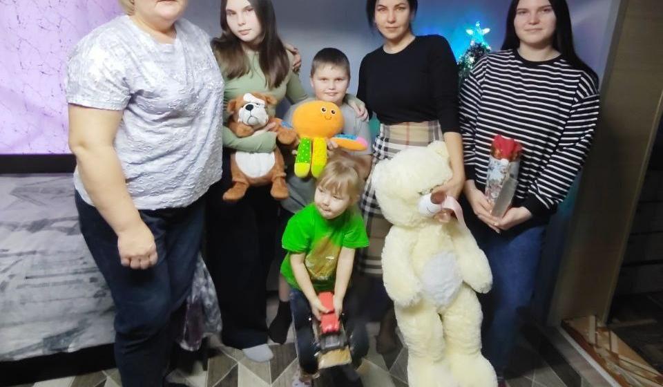 Мария Прусакова поздравила с Новым годом многодетную семью в селе Мамонтово