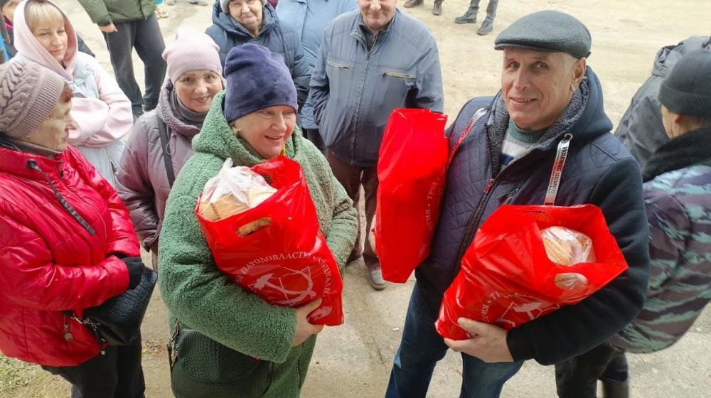 Коммунисты приступили к раздаче гуманитарной помощи в брянском приграничье