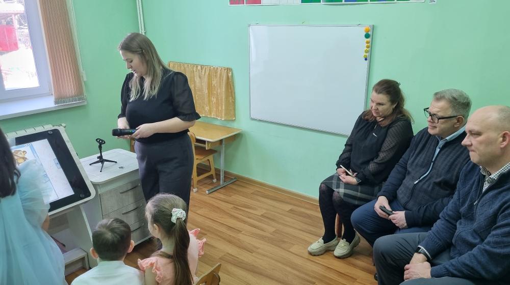 Руководитель фракции КПРФ Александр Наумов помог дошкольному отделению СОШ №12 в Коломне