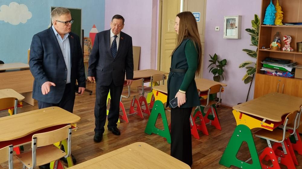 Московская область. Педагоги учебного центра микрорайона Ожерелье поблагодарили руководителя фракции КПРФ Александра Наумова за помощь
