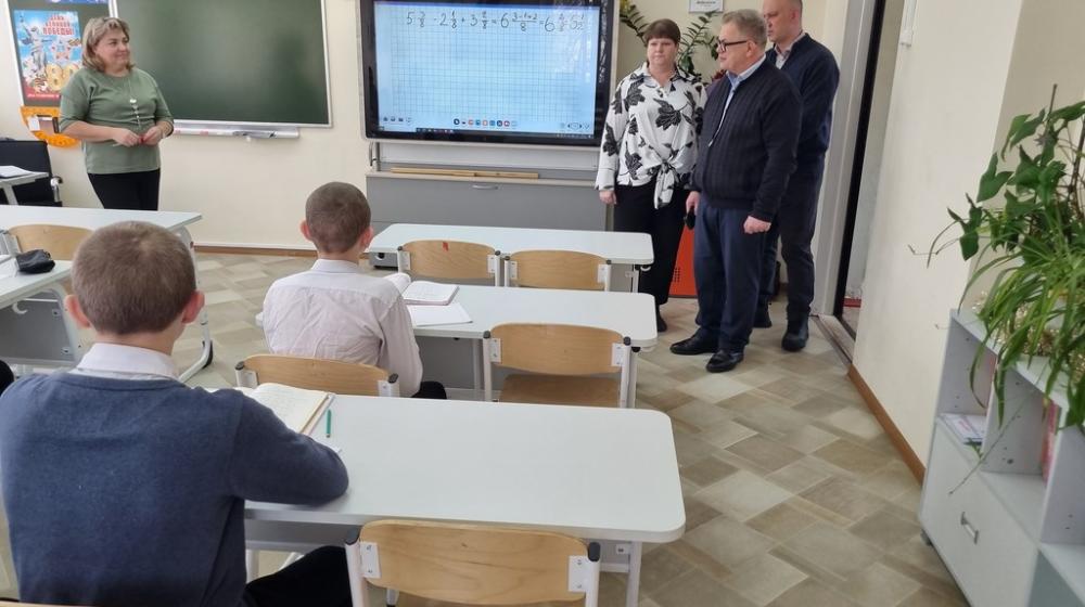 Педагоги Коробчеевской школы в Коломне поблагодарили руководителя фракции КПРФ Александра Наумова за помощь учреждению