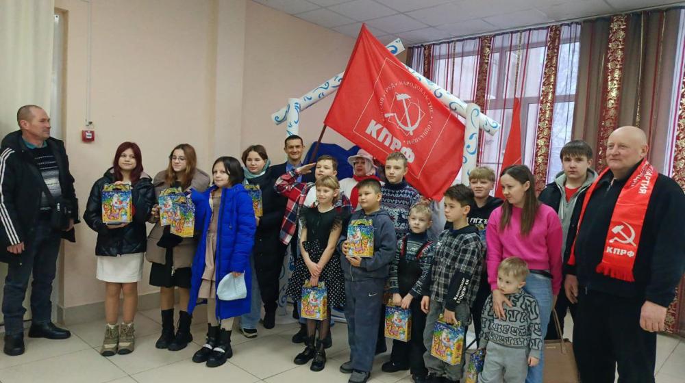 В новогодние праздники коммунисты из Нижегородского отделения КПРФ подарили более тысячи подарков детям по всей области