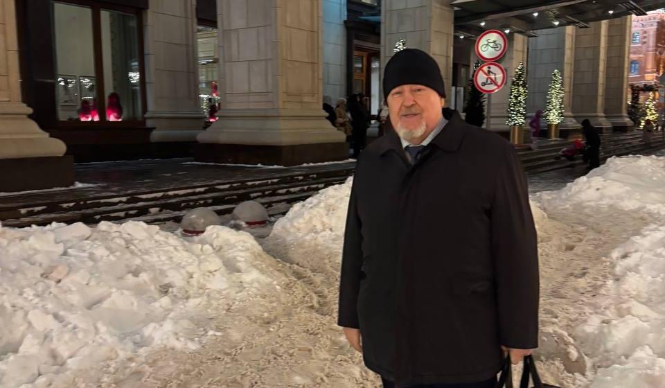 Москва. Народная приемная КПРФ. Манежная площадь утонула в снегу. Депутат Госдумы Сергей Обухов  направил депутатский запрос мэру Москвы