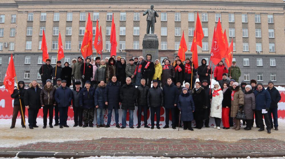 В Орле возложили цветы к памятнику Владимиру Ильичу Ленину