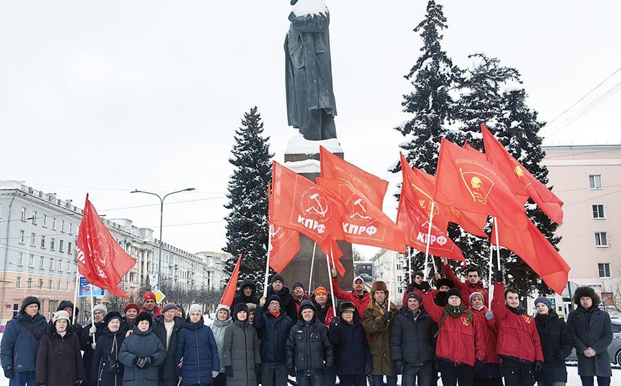 Ивановские коммунисты возложили цветы к памятнику Ленину в 102-ю годовщину его памяти